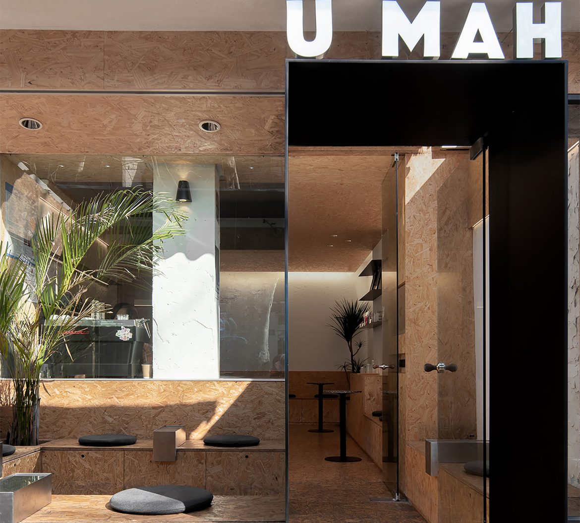 图04_Entrance_of_the_cafe-l (1)